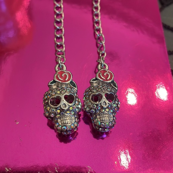 Skullacious Dangle Earrings!! - Picture 3 of 5